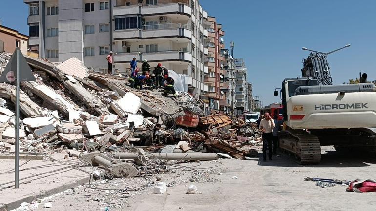 Ağır hasarlı bina yıkım sırasında çöktü: Enkaz altında kalan kepçe operatörü öldü