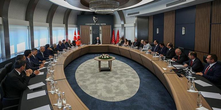 Kılıçdaroğlu, İstanbul İl Başkanı Kaftancıoğlu ile İstanbul ilçe başkanlarını kabul etti