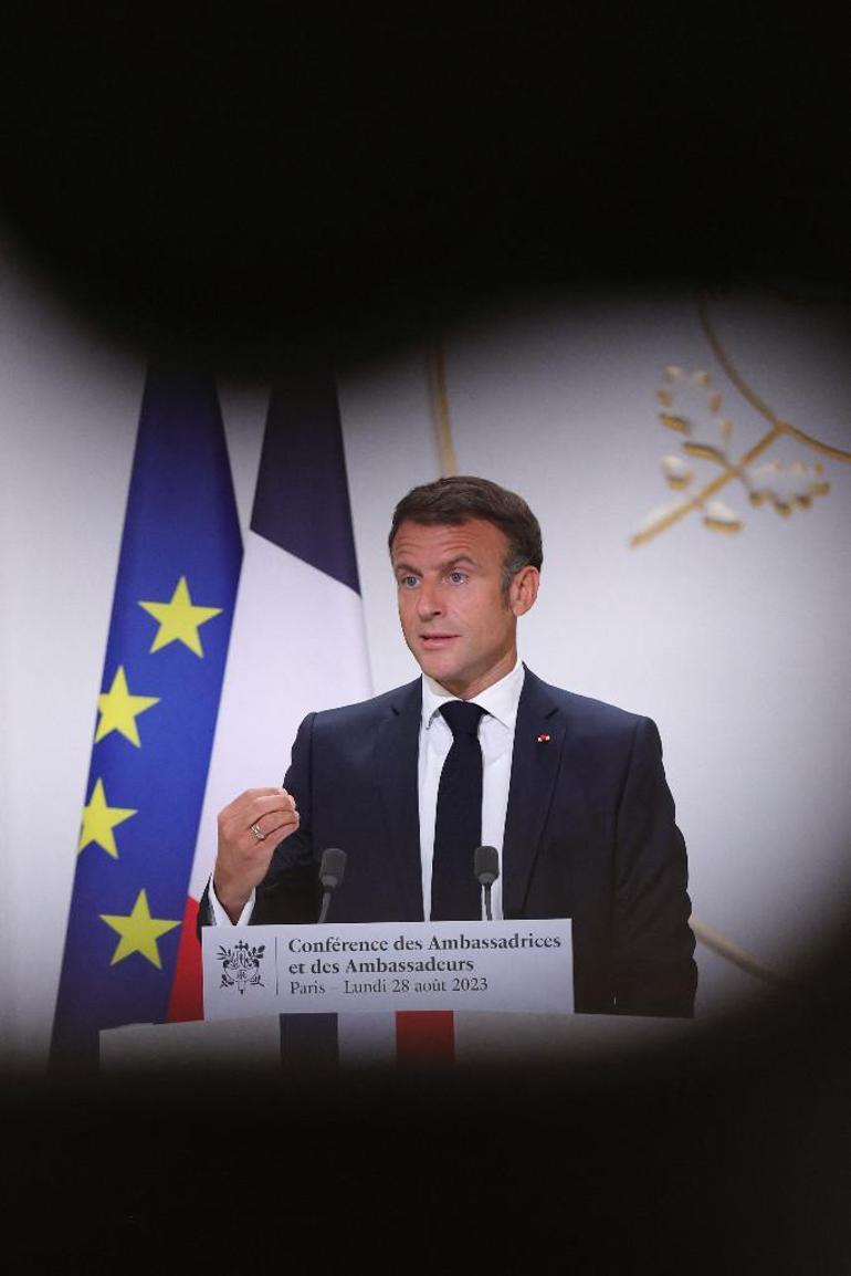 Macron’dan Nijer’deki cuntaya rest: “Büyükelçimiz Niamey’de kalacak”