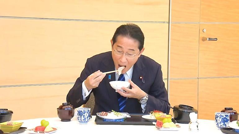 Fukuşima menüsü: Kameralar karşısında yedi, resmi sitede paylaşıldı