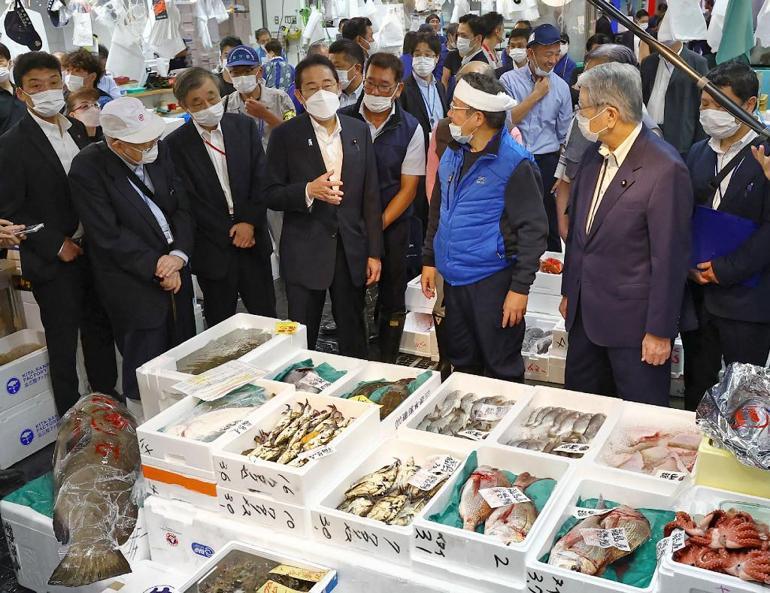 Fukuşimadaki suyun güvenilirliğini ispatlama amacı: Japon başbakan yine deniz mahsulü yedi