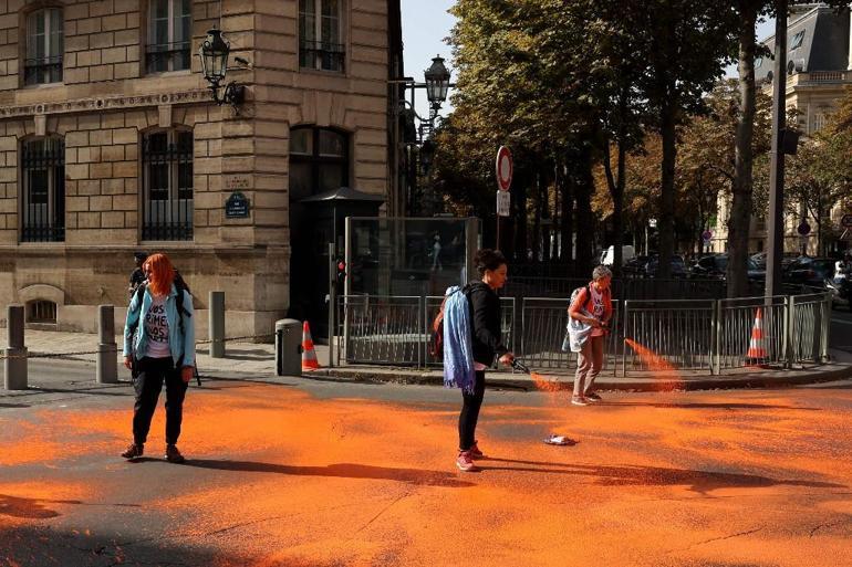 Pariste iklim aktivistleri, Elysee Sarayı yakınındaki meydanı turuncuya boyadı