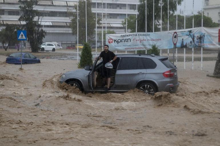 Yunanistanda sel tehlikesi sürüyor: Köprü çöktü, yollarda hasar oluştu...