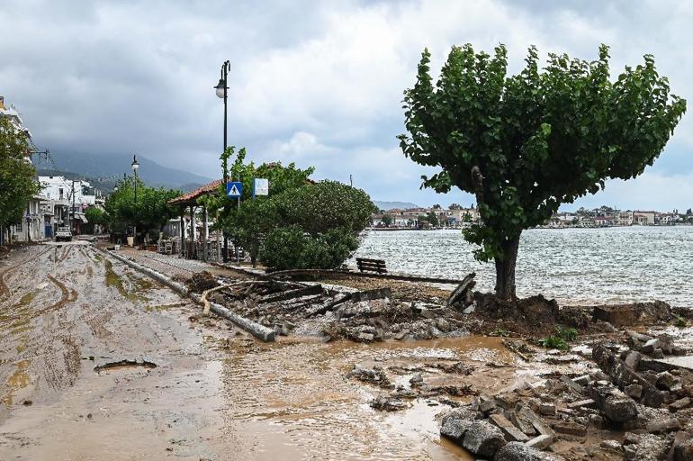 Yunanistanda sel tehlikesi sürüyor: Köprü çöktü, yollarda hasar oluştu...