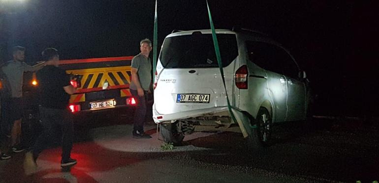 Antalyada sır olay Ağaçların arasında bulunan araçtan ceset çıktı