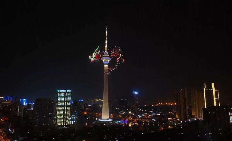 Kulenin çevresinde süzüldü: Çin’de 1000 dron ile ejderha gösterisi