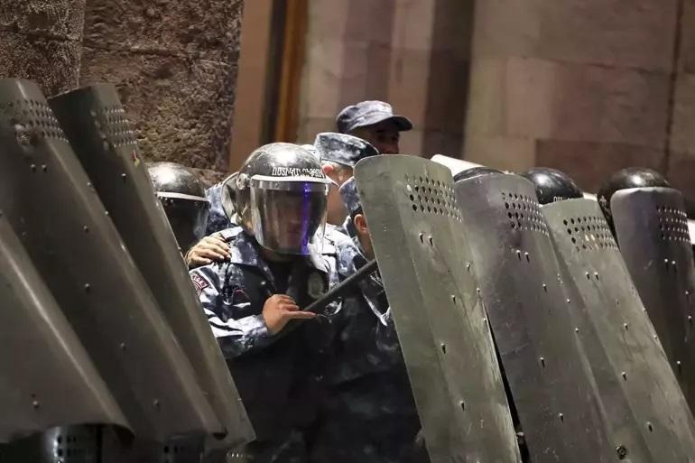 Ermenistanda tansiyon zirveye tırmandı Paşinyanı hain ilan edip, polisle çatıştılar