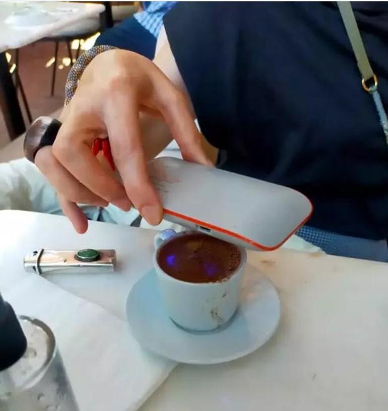 İpek Tuzcuoğlu kahvesini dezenfekte etti