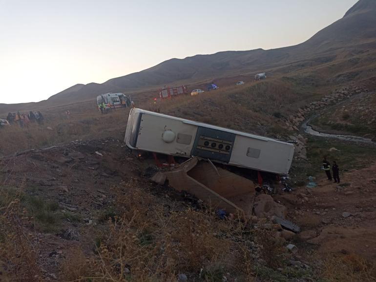 Erzurumda otobüs şarampole yuvarlandı: 3 ölü, 21 yaralı