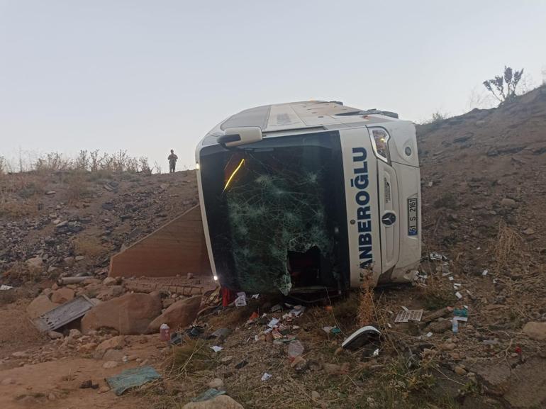 Erzurumda otobüs şarampole yuvarlandı: 3 ölü, 21 yaralı
