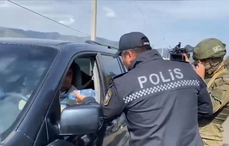 Azerbaycan polisi, Karabağ’daki Ermeni sivillerin ihtiyaçlarını karşılıyor