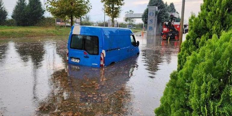 Şiddetli sağanak sonucu oluşan su birikintisinde mahsur kaldılar