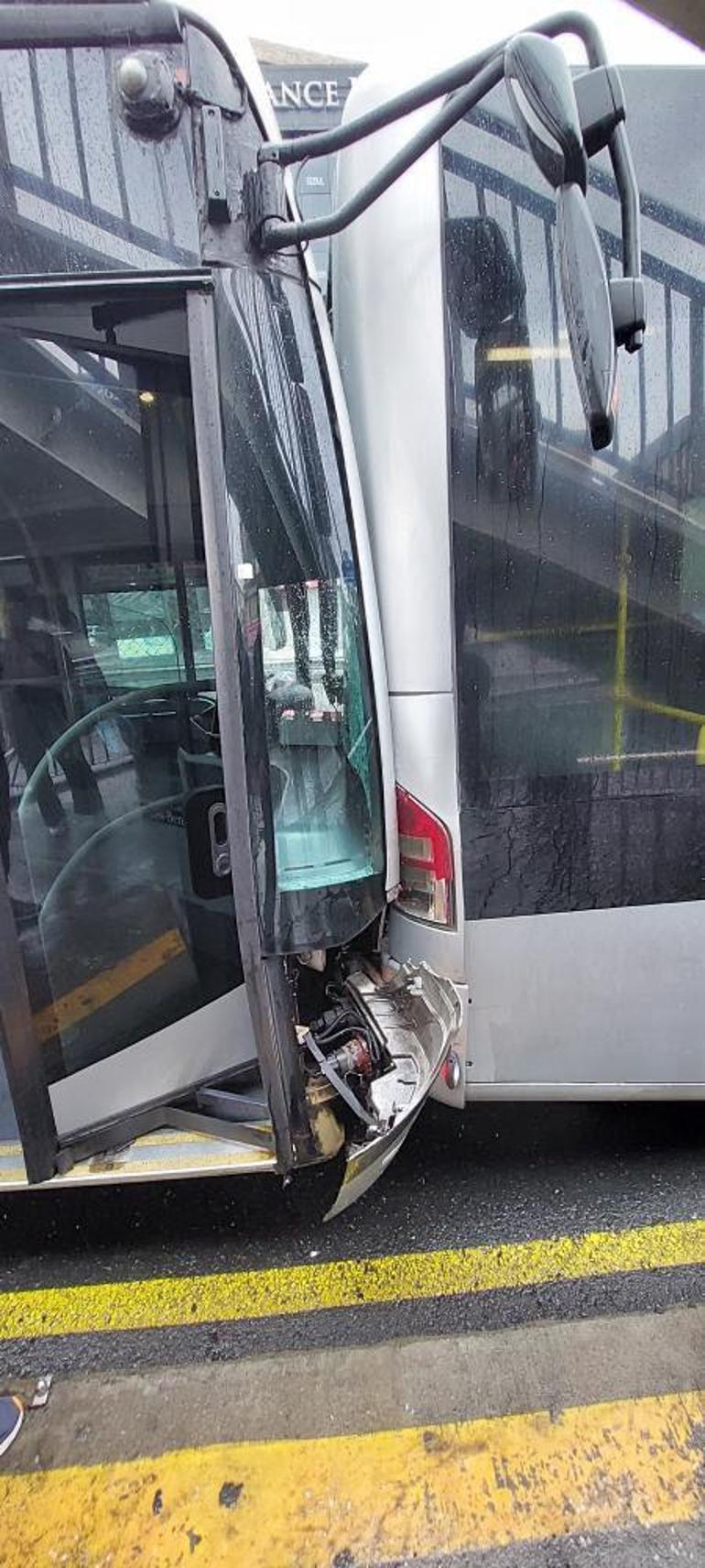 Küçükçekmecede iki metrobüs çarpıştı