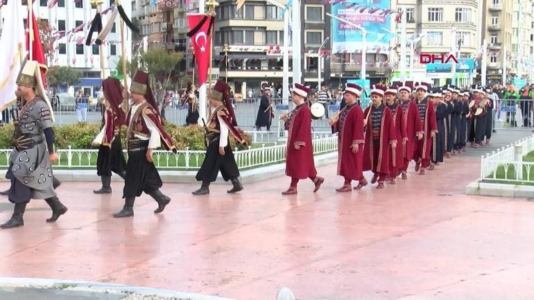 İstanbulun Kurtuluş’unun 100’üncü yılı Taksim’de kutlandı