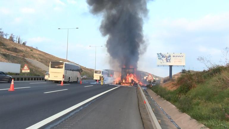 Sarıyerde kumaş yüklü TIR alev alev yandı