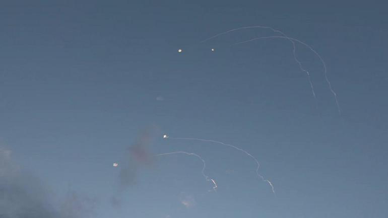 Hamas roketlerle İsrail’e saldırdı Demir Kubbe sistemi füzelere böyle müdahale etti