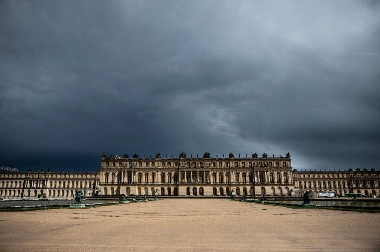 Fransada yeniden bomba alarmı: Versay Sarayı tahliye ediliyor
