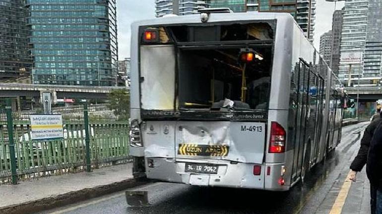 Kadıköy Uzunçayırda iki metrobüs çarpıştı