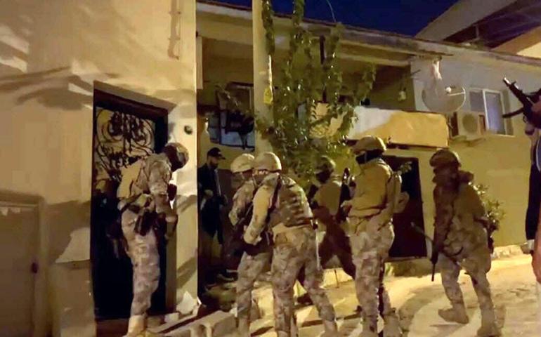 İzmirde FETÖ operasyonu: 94 gözaltı