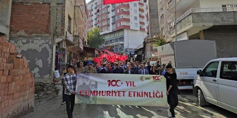 Dev Türk bayrağı eşliğinde 100. yıl yürüyüşü
