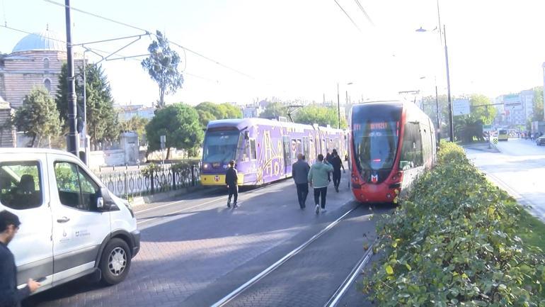 Beyazıtta tramvay raydan çıktı: Yolcular yürümek zorunda kaldı
