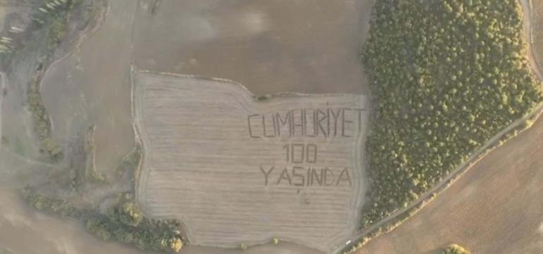 Çanakkaleli çiftçi tarlasına ‘Cumhuriyet 100 yaşında’ yazdı