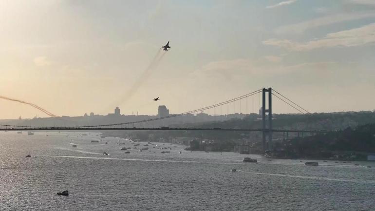 100. yıla özel tarihi geçit töreni: Türk yıldızları İstanbul semalarında, gemilerimiz Boğazda