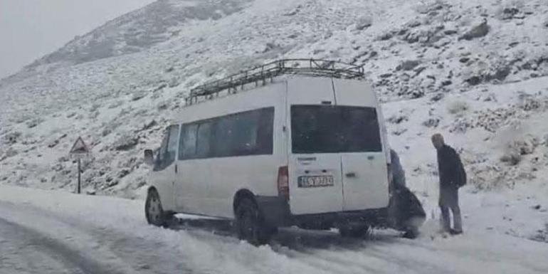 Şoförler güçlükle ilerleyebildi: 3 bin rakımlı Karabet Geçidinde kar yağışı