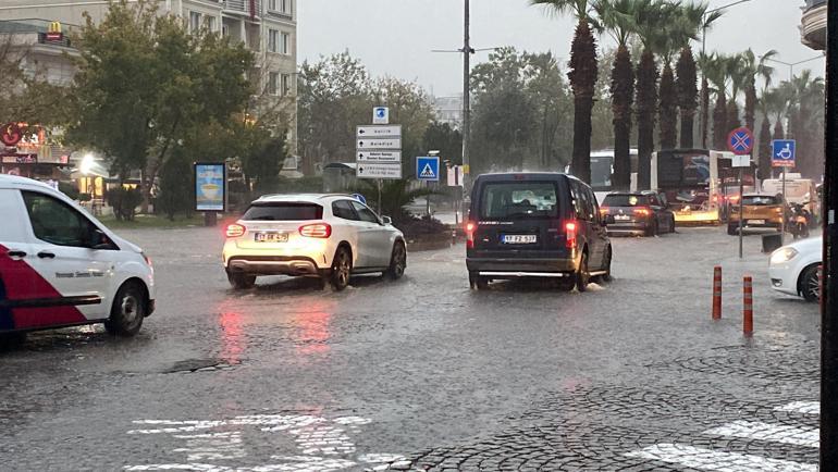 Çanakkalede sağanak; cadde ve sokaklar suyla doldu