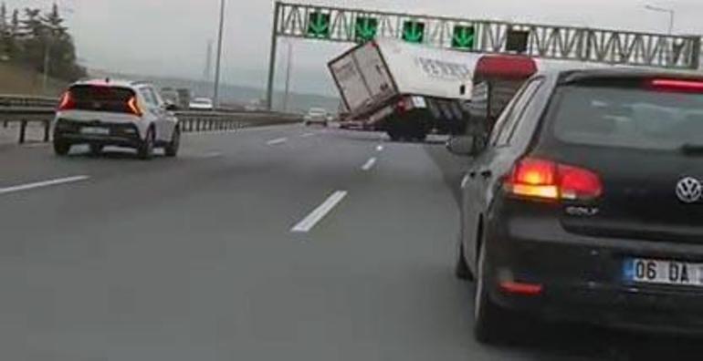 Kontrolden çıkan TIR zincirleme kazaya neden oldu