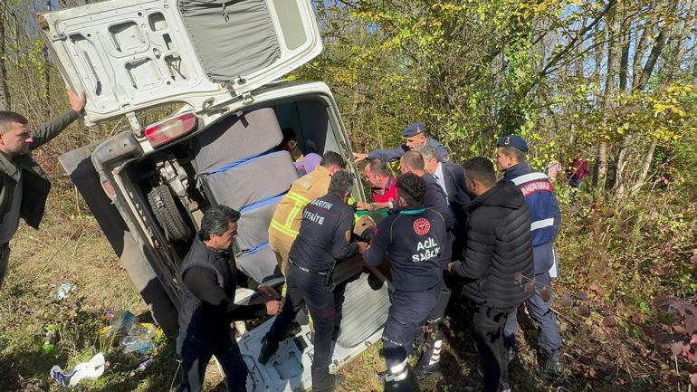 Yolcu minibüsü devrildi: 3ü ağır, 11 yaralı