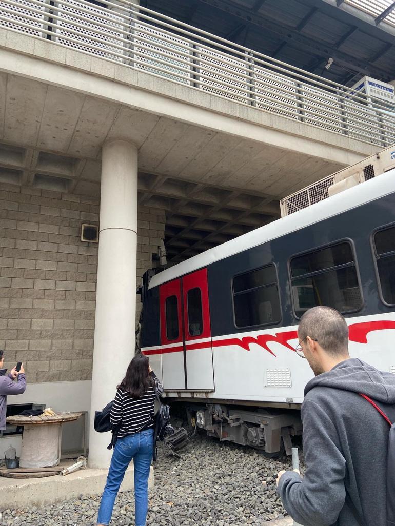 SON DAKİKA: İzmirde metro raydan çıkarak duvara çarptı