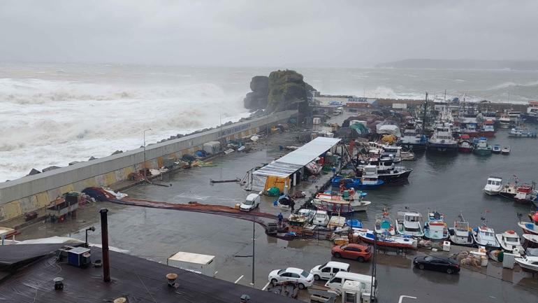İstanbulda dev dalgalar oluştu: Restoranlar su içinde kaldı