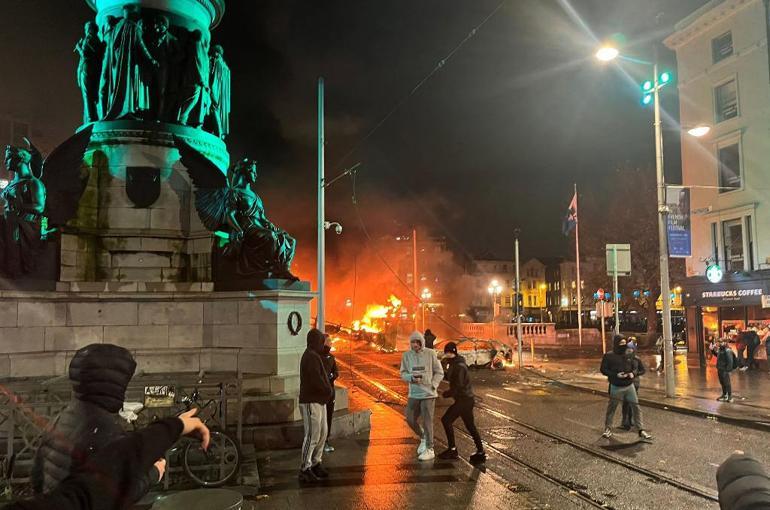 İrlandanın başkentini karıştıran bıçaklı saldırı: Araçlar ateşe verildi