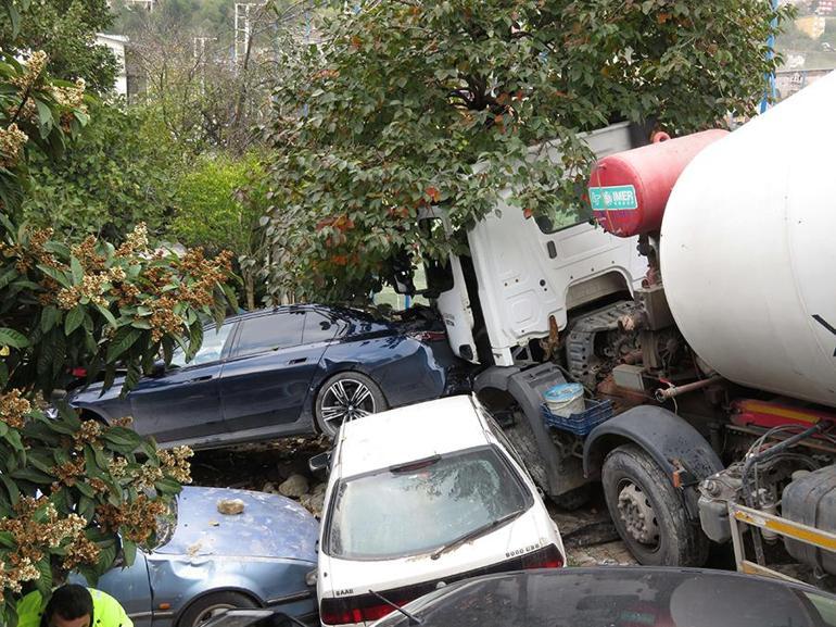 Freni patlayan beton mikseri 7 aracı hurdaya çevirdi