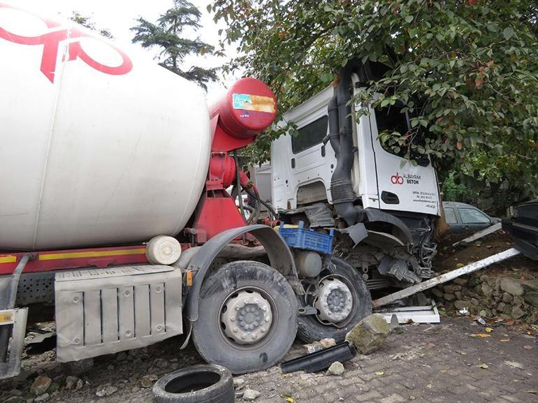 Freni patlayan beton mikseri 7 aracı hurdaya çevirdi