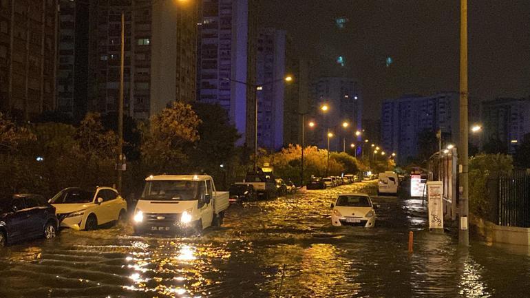 Denizle kara birleşti İzmir şiddetli fırtınanın etkisi altına girdi