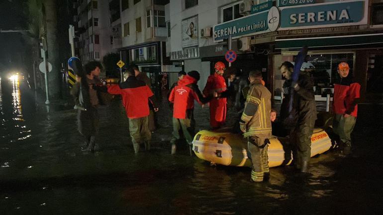 Denizle kara birleşti İzmir şiddetli fırtınanın etkisi altına girdi