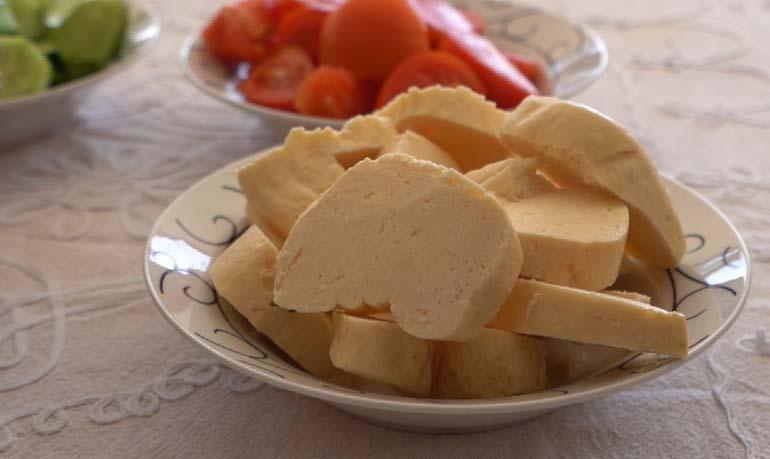 Kıbrıs’ın binlerce yıllık tarihi helliminin sütten sofralara geliş hikayesi Hellim peyniri asıl yapılıyor İşte adım adım hellimin hikayesi