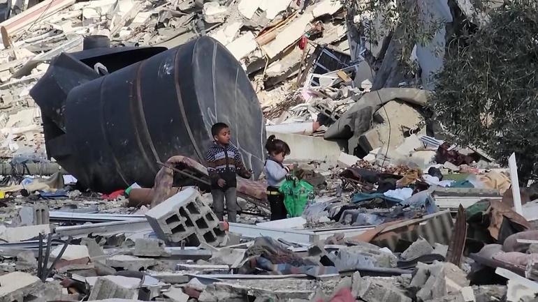 Gazze’de bir tarafta enkaz bir tarafta yaşam