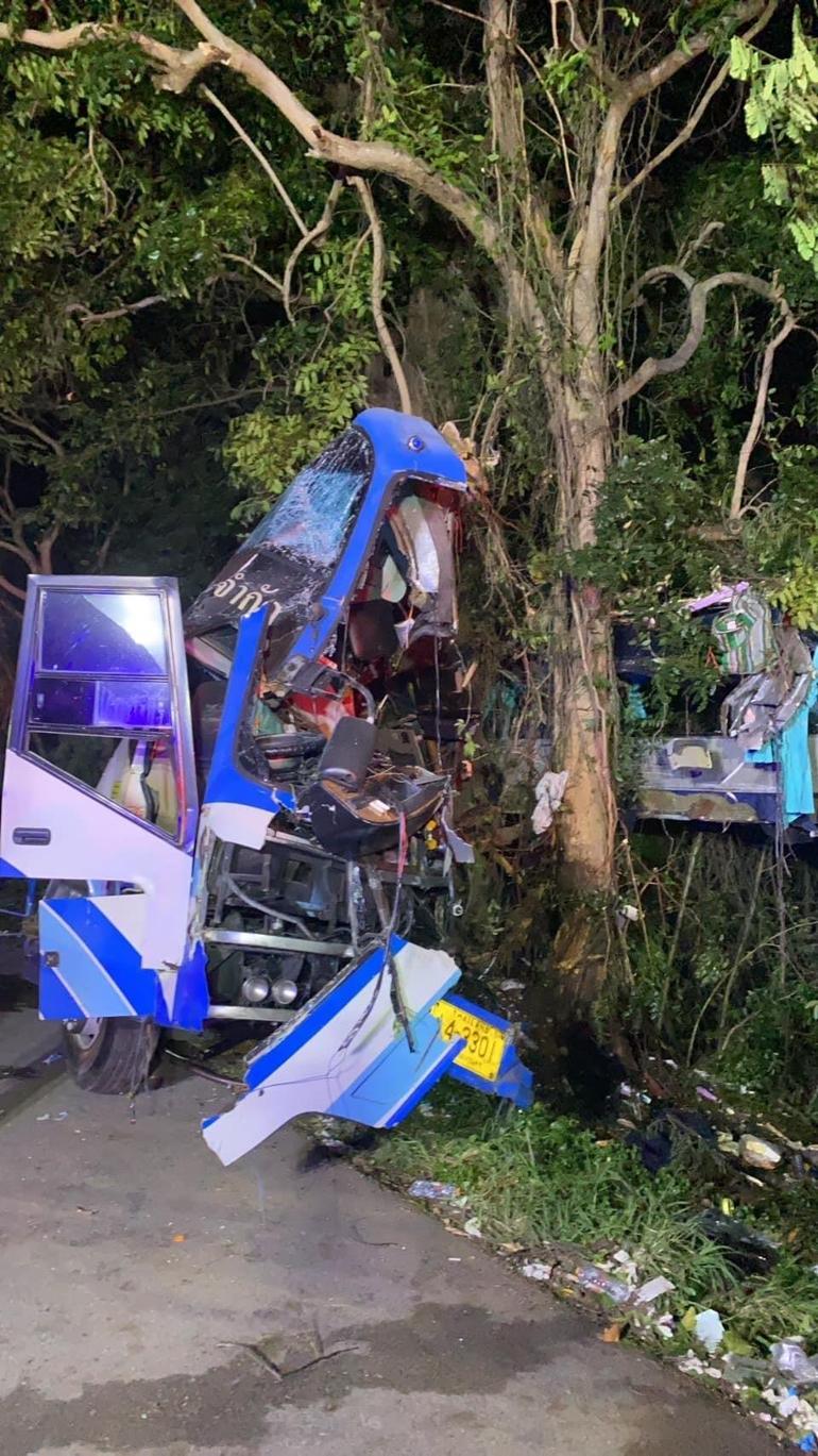 Taylandda feci kaza: İki katlı otobüs ağaca çarptı, 14 kişi hayatını kaybetti