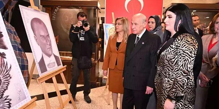 MHP Lideri Devlet Bahçeli kara kalem resim sergisine katıldı