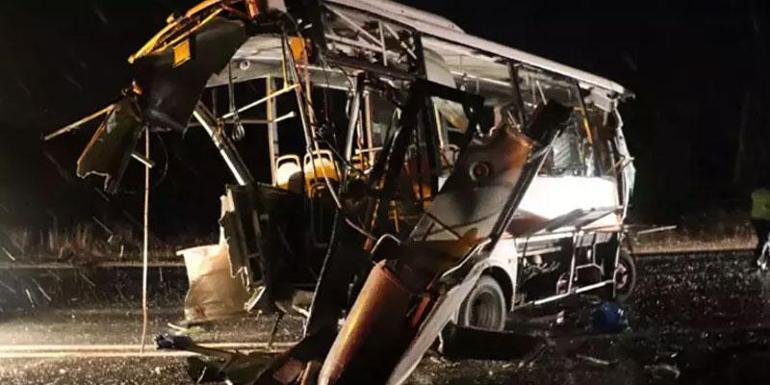 İki otobüs ve karavan çarpıştı 14 kişi yaralandı