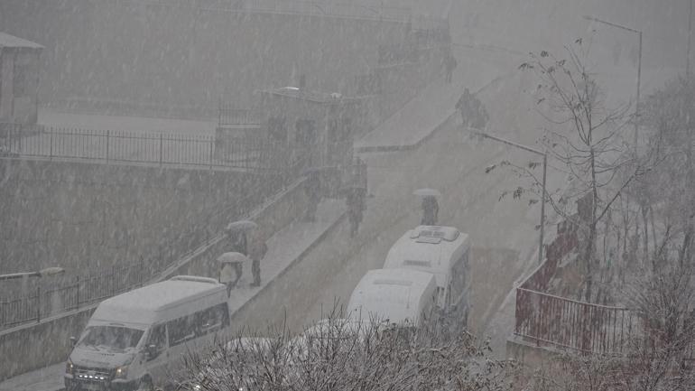 Meteoroloji uyarmıştı: Beyaz örtü kapladı Kar kalınlığı 30 santimetreye ulaştı...