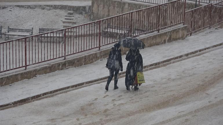 Meteoroloji uyarmıştı: Beyaz örtü kapladı Kar kalınlığı 30 santimetreye ulaştı...