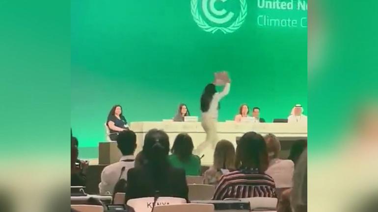 COP28’de protesto: 12 yaşındaki aktivist, elinde pankartla sahneye çıktı