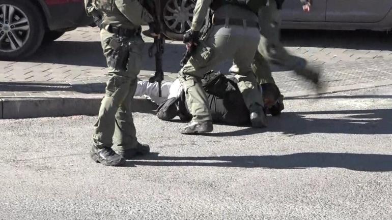 İsrail polisinden basına müdahale Kafasına silahla vurdular, yere yatırıp tekmelediler