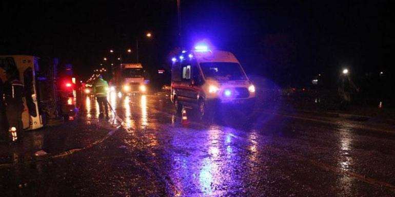 Afyonkarahisar’da midibüs devrildi: 24 yaralı var