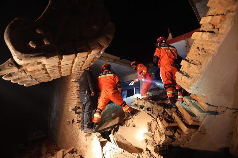 Çinde 6,2 büyüklüğünde deprem: En az 118 ölü, onlarca yaralı