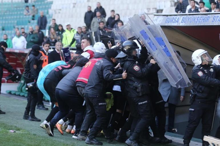 Bursaspor - Diyarbekirspor maçında 5 kırmızı kart çıktı